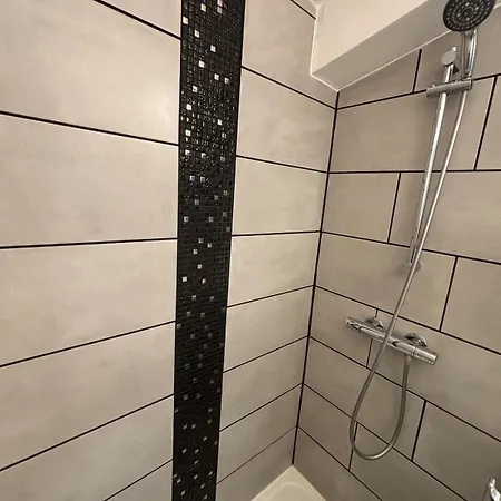 Functional 3 Bedroom House Near Versailles Ideal For Business *